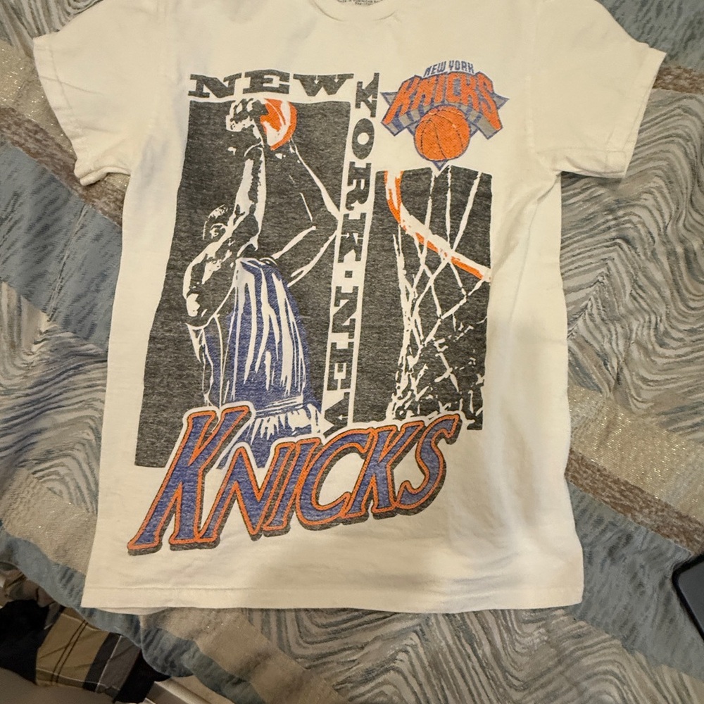 New York Knicks Women’s Junk Food White Graphic T-Shirt